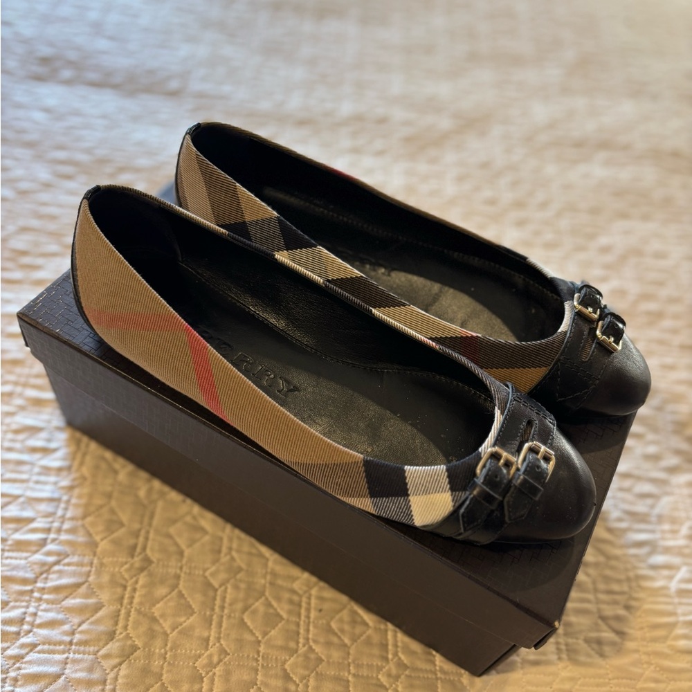 Authentic Burberry House Check Bridle Avonwick Flats